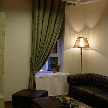 Room "Honeybee" In A Neoclassical House Кастория Экстерьер фото