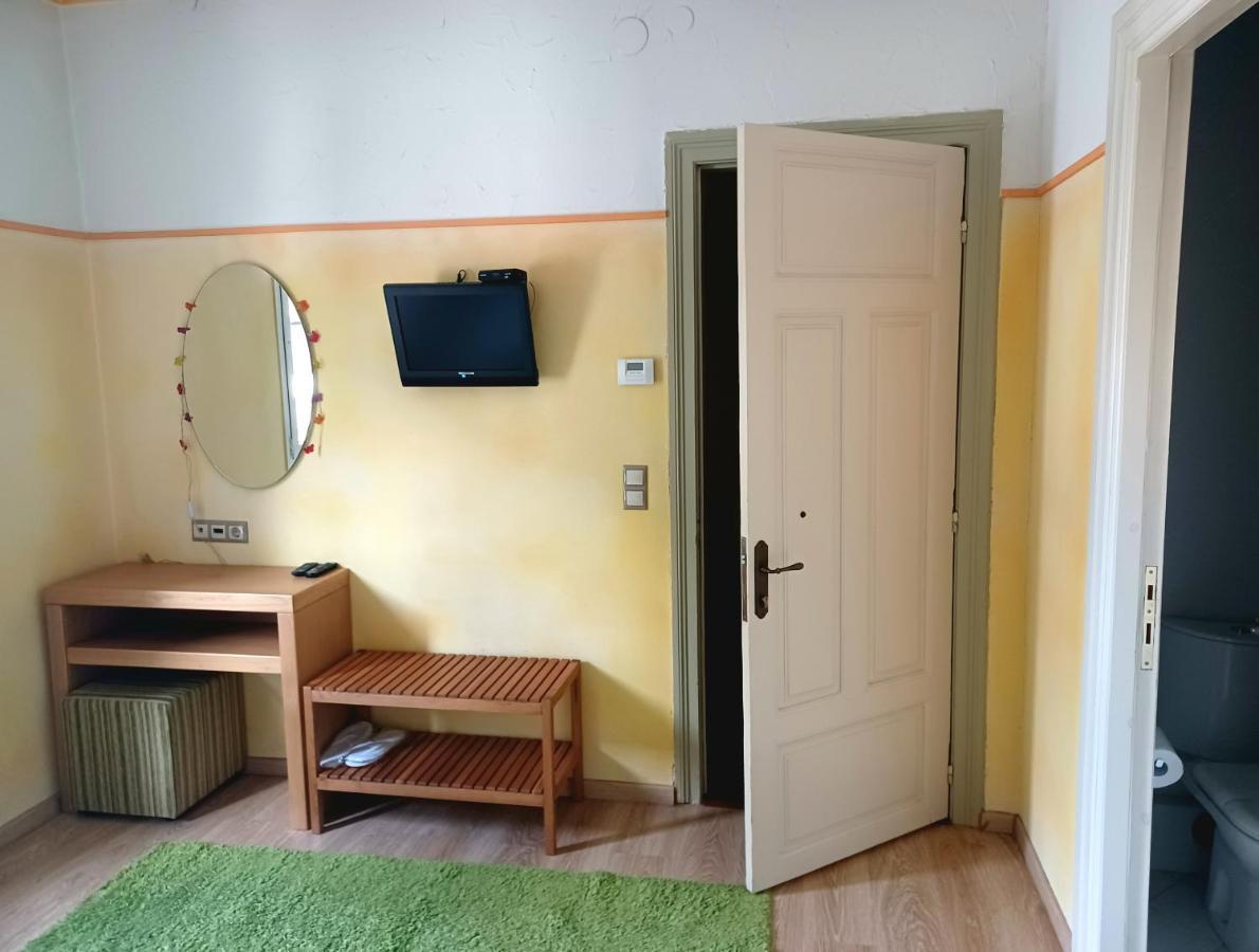 Room "Honeybee" In A Neoclassical House Кастория Экстерьер фото