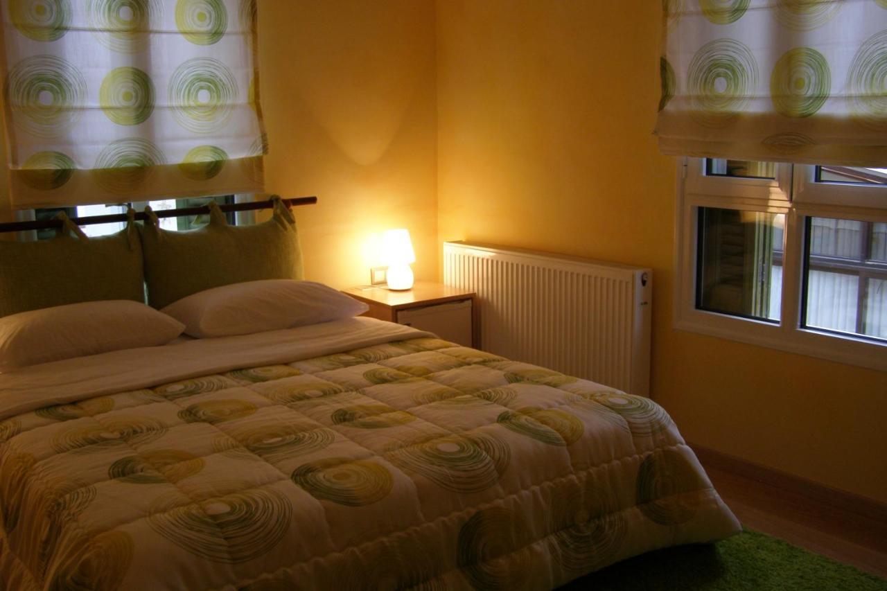 Room "Honeybee" In A Neoclassical House Кастория Экстерьер фото