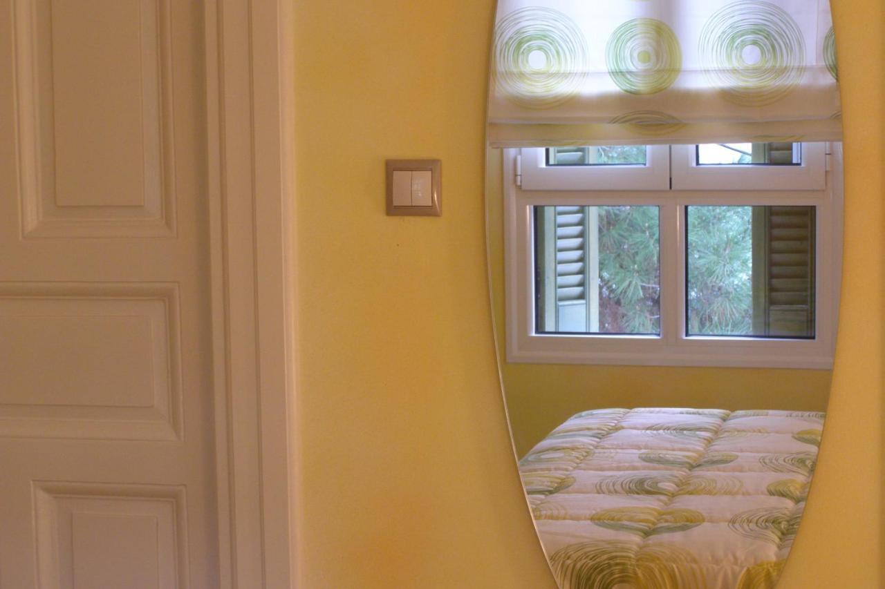 Room "Honeybee" In A Neoclassical House Кастория Экстерьер фото