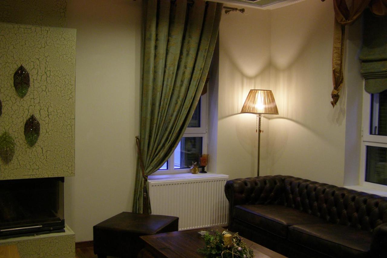 Room "Honeybee" In A Neoclassical House Кастория Экстерьер фото